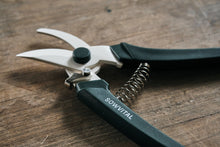 Load image into Gallery viewer, Sowvital Gardener's Secateurs