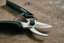 Load image into Gallery viewer, Sowvital Gardener's Secateurs